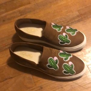 Mule show with cactus